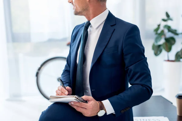 Ausgeschnittene Ansicht Eines Geschäftsmannes Anzug Mit Notizbuch Und Stift — Stockfoto