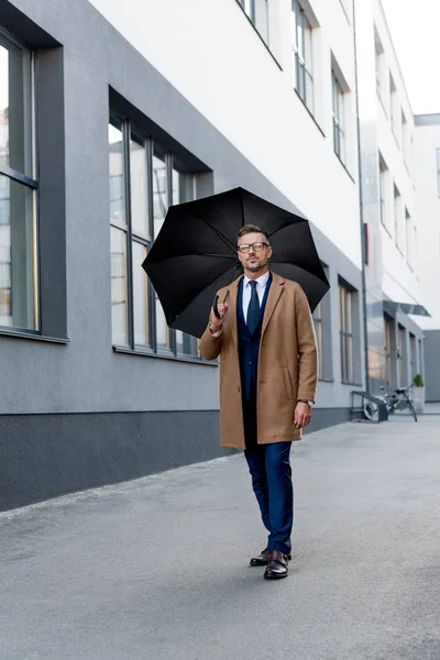 Handsome Businessman Glasses Walking Beige Coat Umbrella — Stock Photo, Image