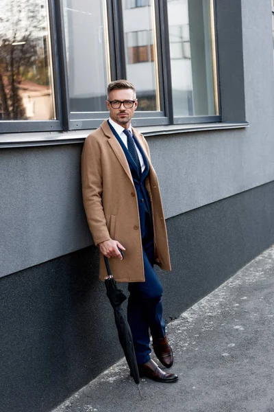 Hombre Negocios Guapo Gafas Pie Abrigo Beige Con Las Piernas —  Fotos de Stock