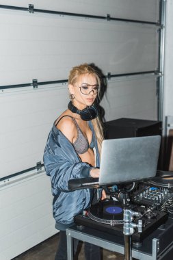 çekici dj kadın gözlük ve kulaklık laptop arıyorum 