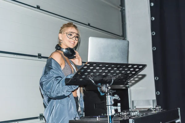 Alegre Mujer Auriculares Pie Cerca Computadora Portátil — Foto de Stock