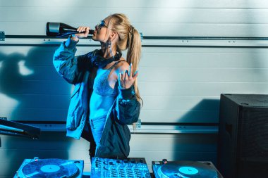 dj kadın dj mikser şişeden şarap içme el hareketi