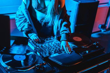 gece kulübünde dj mikser dokunmadan dj kadın görünümünü kırpılmış