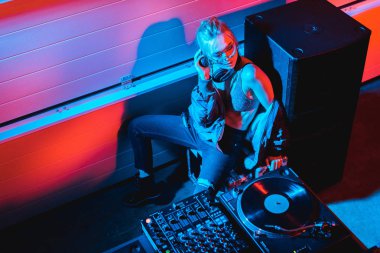 dj kız gece kulübünde dj ekipmanları yakın oturan sarışın havai görünümü