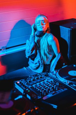 DJ kadın dinleme müzik kulaklık Kapalı gözlerle otururken
