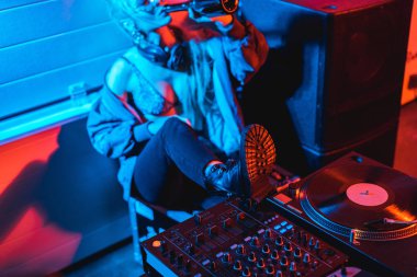 dj mixer ve vinil kaydın arka plan üzerinde şişe içme dj kadınla seçici odak