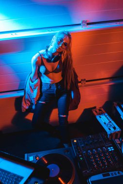 çekici sarışın dj kız gece kulübünde dj mikser yanında ayakta