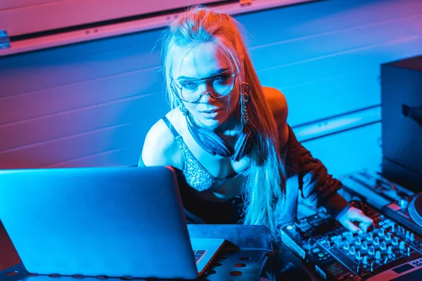 Attraktive Blonde Mädchen Mit Laptop Nachtclub — Stockfoto