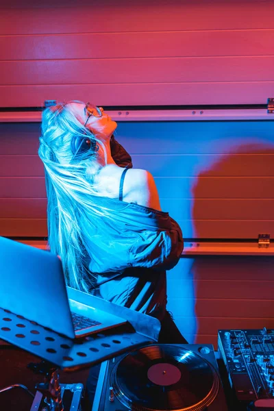 Γυναίκα Στα Ακουστικά Στέκεται Κοντά Laptop Στο Νυχτερινό Κέντρο Διασκέδασης — Φωτογραφία Αρχείου