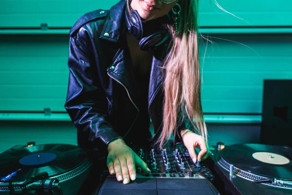 Cropped View Blonde Girl Touching Mixer Nightclub — Stock Photo, Image
