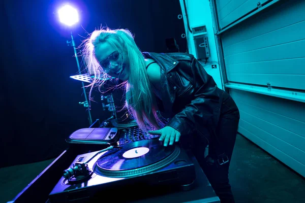 Happy Girl Touching Vinyl Record Nightclub — Stock Photo, Image