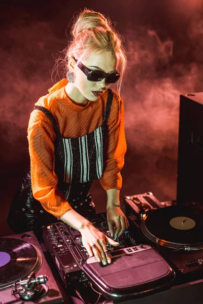 Menina Loira Óculos Sol Tocando Equipamento Boate Com Fumaça — Fotografia de Stock