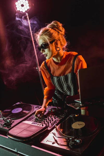 Mädchen Mit Sonnenbrille Berührt Ausrüstung Nachtclub Mit Rauch — Stockfoto