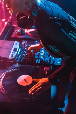 gece kulübünde dj ekipmanları kullanarak odaklı dj kadın görünümünü kırpılmış  