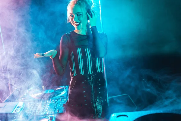 Mujer Feliz Con Cabello Rubio Escuchando Música Tocando Auriculares Discoteca — Foto de Stock