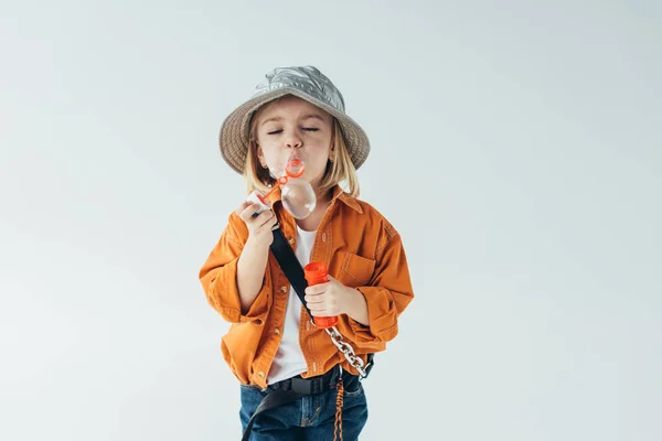 Lindo Niño Sombrero Naranja Camisa Soplando Burbujas Jabón Aislado Gris — Foto de Stock