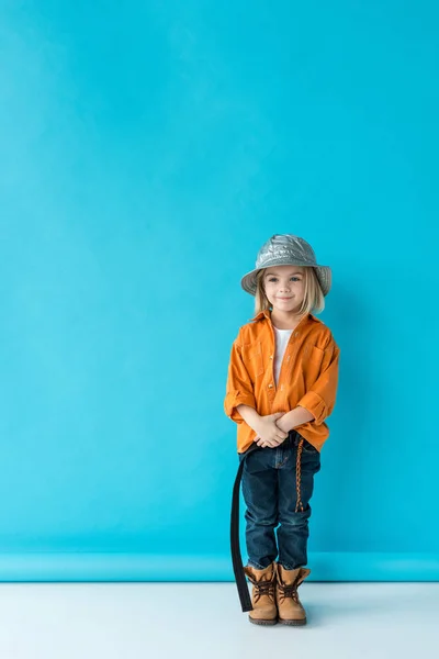 Lindo Niño Sombrero Plata Jeans Camisa Naranja Mirando Hacia Otro — Foto de Stock