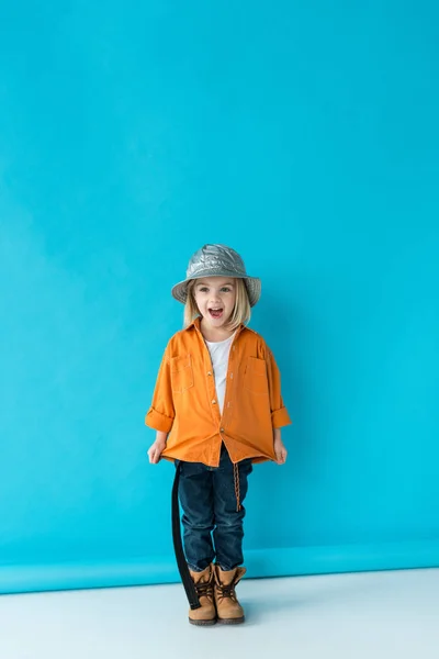 Niño Surpised Sombrero Plata Jeans Camisa Naranja Mirando Hacia Otro — Foto de Stock