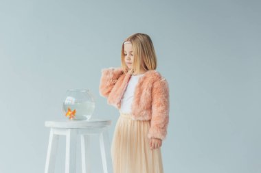 faux kürk ceket ve etek dışkı gri izole etmek seyir tatlı çocuk