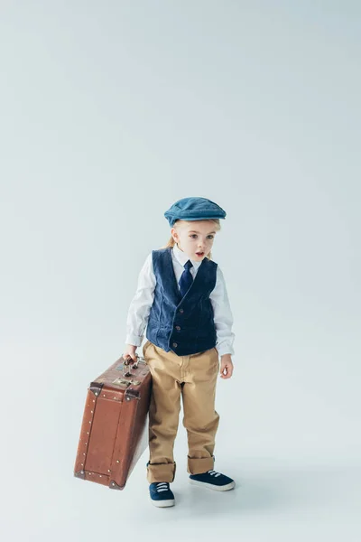 Bambino Sorpreso Gilet Retrò Cappuccio Che Tiene Valigia Sfondo Grigio — Foto Stock