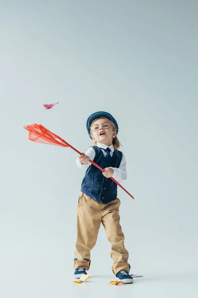 Bambino Sorridente Carino Gilet Retrò Cappuccio Cattura Farfalle Con Rete — Foto Stock