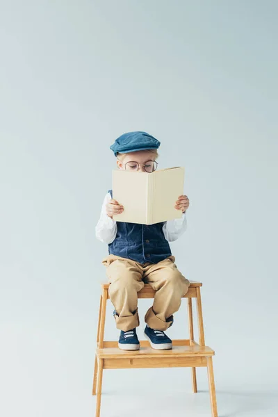 Lindo Niño Sentado Escaleras Madera Libro Lectura Sobre Fondo Gris — Foto de Stock