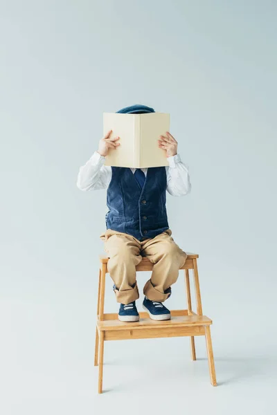 Kind Sitzt Auf Holztreppe Und Liest Buch Auf Grauem Hintergrund — Stockfoto