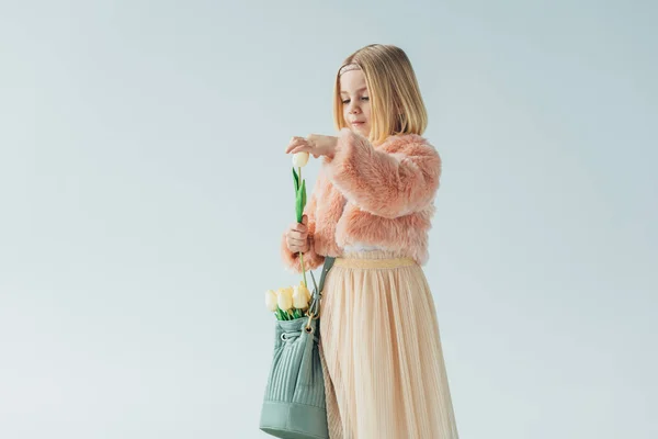Bedårande Kid Med Väska Håller Vit Tulip Isolerad Grå — Stockfoto