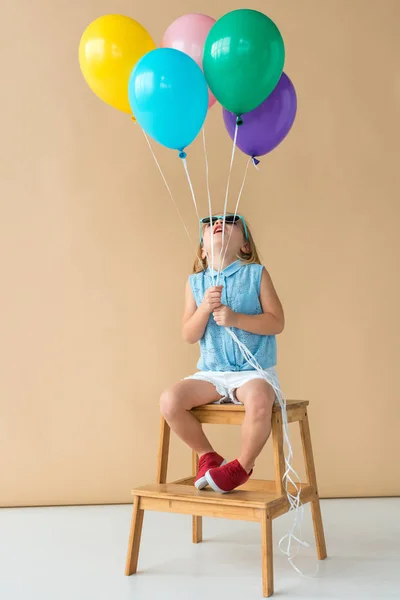 Lindo Niño Gafas Sol Camisa Pantalones Cortos Sentado Las Escaleras — Foto de Stock