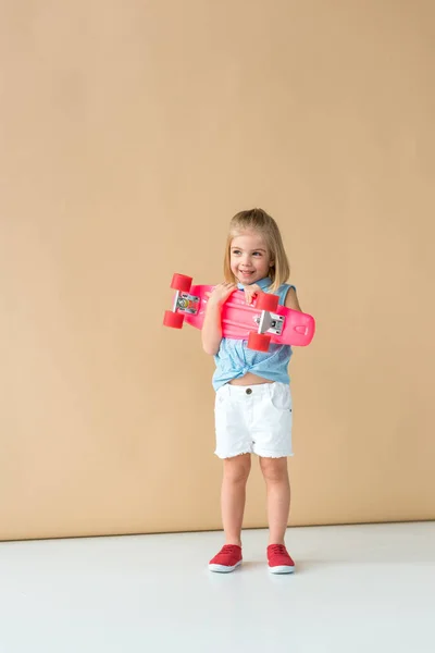 Uśmiechnięty Słodkie Dziecko Koszulkę Szorty Przytrzymanie Różowy Deski Beżowym Tle — Zdjęcie stockowe