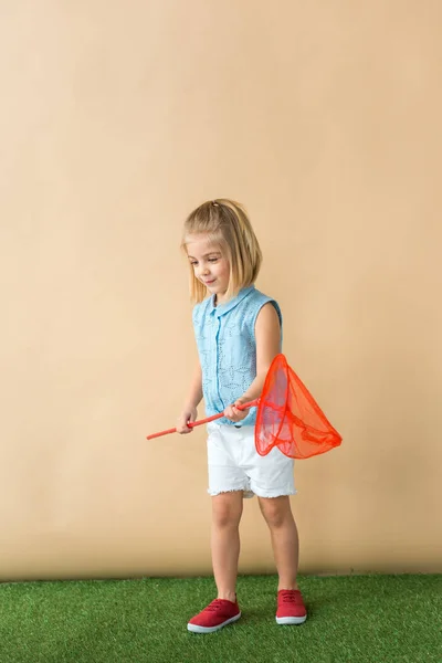 Niedliches Kind Mit Rotem Schmetterlingsnetz Auf Beigem Hintergrund Mit Kopierraum — Stockfoto
