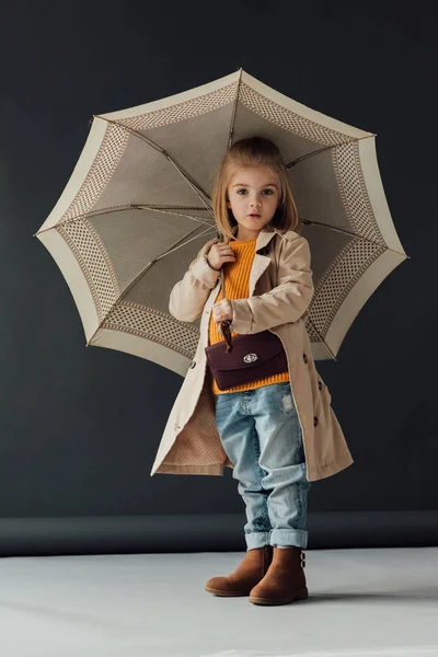 Niño Sorprendido Gabardina Jeans Sosteniendo Paraguas Mirando Cámara —  Fotos de Stock