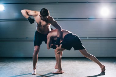 güçlü kas gömleksiz mma savaşçı kucaklamak yapıyor adam başka bir Delme