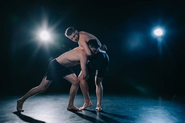 mma savaşçı çıkarlarınızın ve eklem kilit duruş başka bir sporcu için eğitim güreş sırasında yapıyor