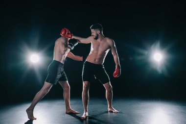 gömleksiz kas boksör boks eldivenleri kafasında başka bir Delme 