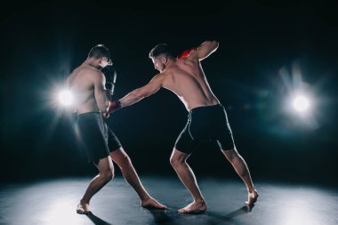 gömleksiz kas mma savaşçı boks eldiven gövde diğerinde Delme