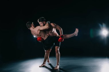 Boks eldivenleri başka clinching güçlü kas mma savaşçı 
