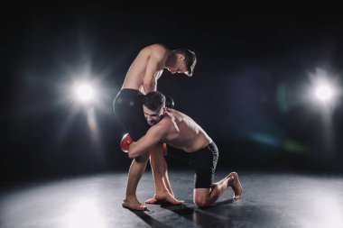 Boks eldivenleri başka clinching yalınayak güçlü kas mma savaşçı 