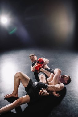 ağrılı eklem kilit adam yere çığlık başka bir sporcu için yapıyor güçlü gömleksiz mma savaşçı