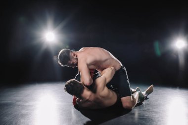 güçlü mma savaşçı boks rakibi üzerinde oturan ve onu kafasından Delme eldiven 
