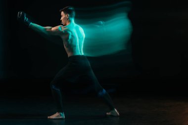 yeşil ışık yumruk siyah yapıyor sportif kas mma savaşçı uzun pozlama