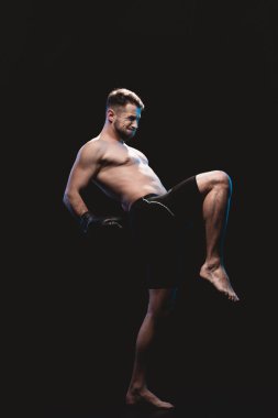 Boks eldivenleri siyah izole tekme yaparken kas yalınayak yorucu boksör