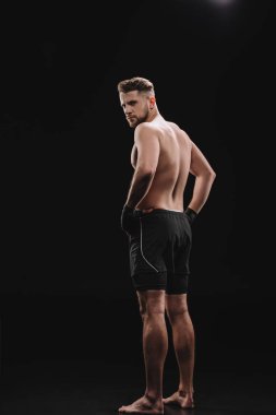 ellerinde siyah izole kalça ile kas yalınayak gömleksiz mma savaşçı