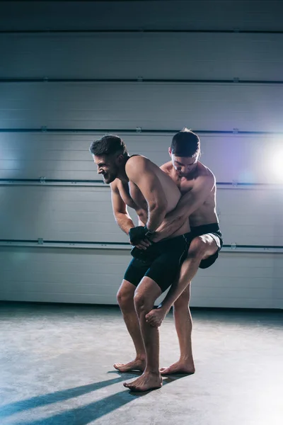 Muscular Mma Fighter Clinching Deportivo Oponente Sin Camisa —  Fotos de Stock