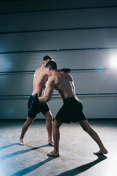 Fuertes Deportistas Mma Sin Camisa Luchando Mientras Hombre Golpea Con — Foto de Stock