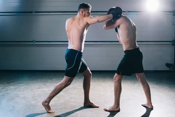 Strong Muscular Shirtless Mma Fighter Punching Another Head — Stock Photo, Image