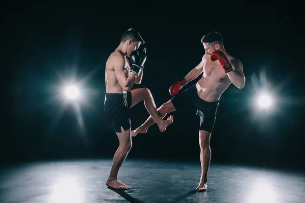 Forte Mma Lutador Chutando Outro Desportista Durante Treinamento — Fotografia de Stock