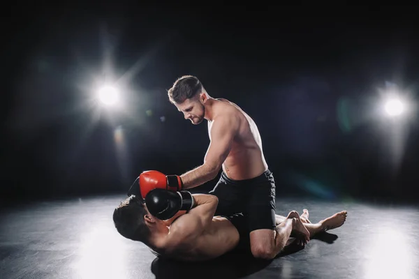 Starke Mma Kämpferin Boxhandschuhen Sitzt Auf Gegner Und Schlägt Ihm — Stockfoto