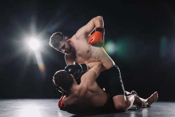 Shirtless Forte Lutador Mma Luvas Boxe Soco Adversário Cabeça Enquanto — Fotografia de Stock