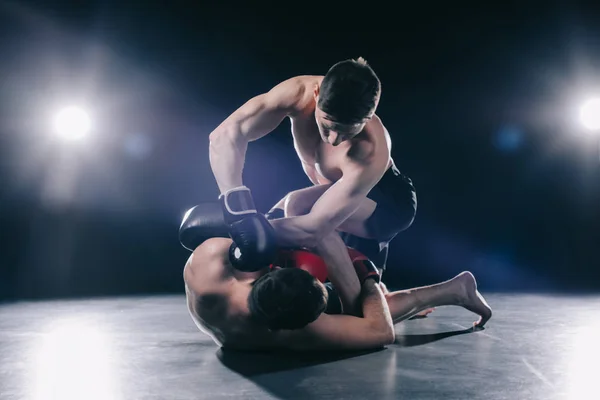 Shirtless Muscular Strong Mma Fighter Boxing Gloves Clinching Opponent Floor — Stock Photo, Image